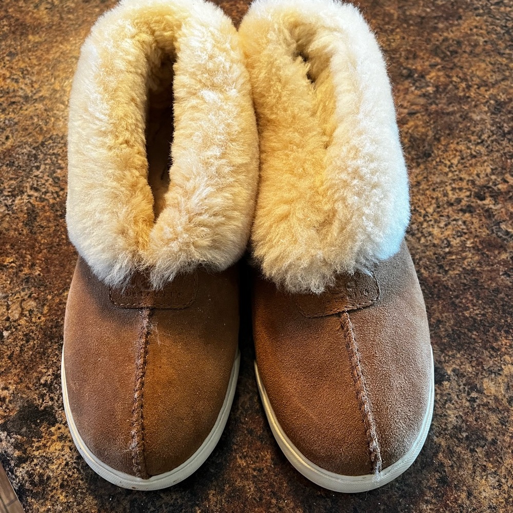 UGG slippers chestnut